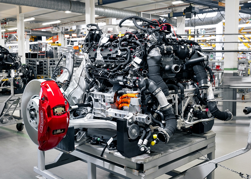 Bentley Ultra Performance Hybrid 2024