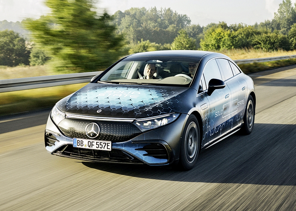 Mercedes-Benz EQS dipandu 1,205 km dengan solid state battery 