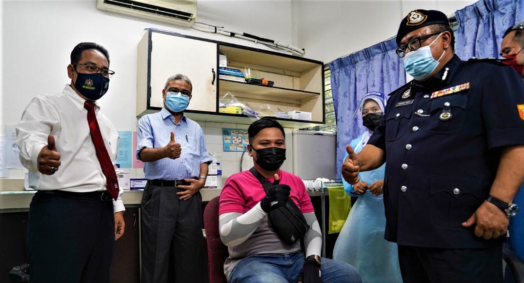 dato bandar ipoh (dua dari kiri) memberi thumb bersama peserta penerima vaksin food panda