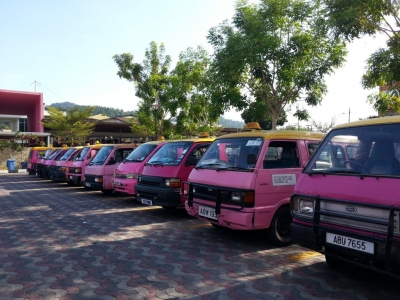 teksi di pulau pangkor yang berwarni pink 